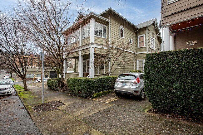 Building Photo - Quaint 2 Bedroom 1 Bath Apartment in Vintage Victorian Style Home!