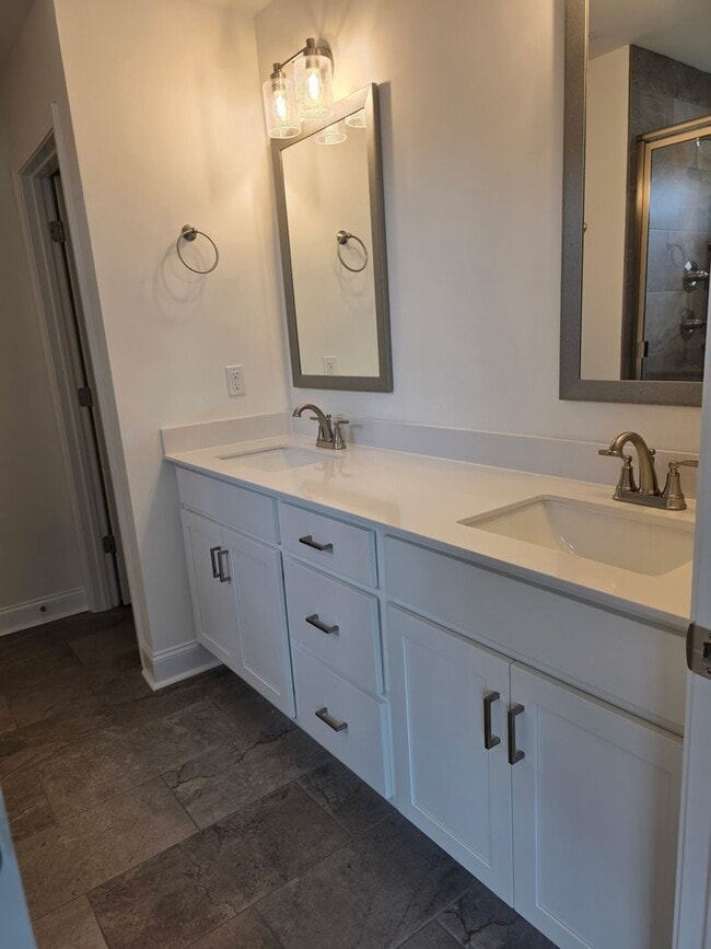 Building Photo - What a floor plan!!  Like new and ready for you!