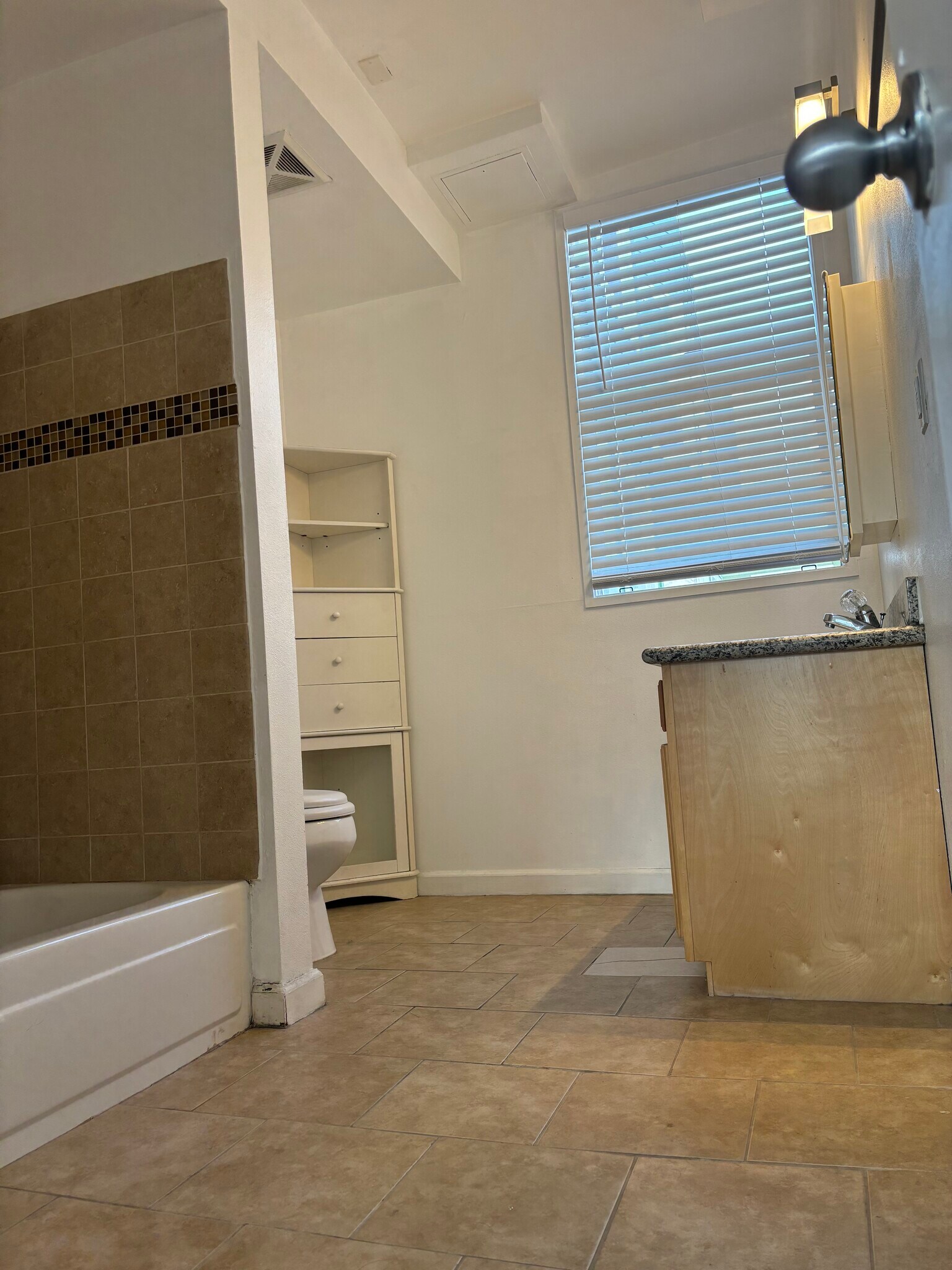 Master bathroom - 2445 Telegraph Ave