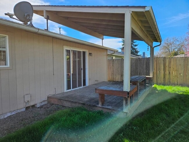 Building Photo - 3Bd/2Ba Single Story Home-Available to View!