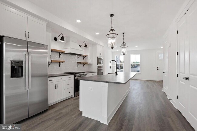 Building Photo - 5041 Bigleaf Rd
