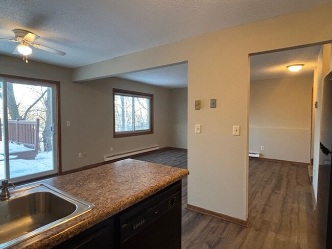 Building Photo - Awesome 2 BR/1.5 BA Townhome in St. Paul!