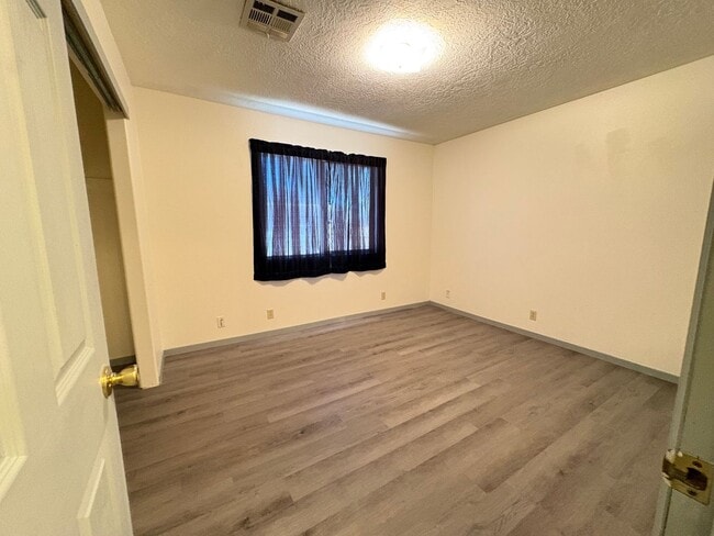 Building Photo - Enoch House Available For Rent
