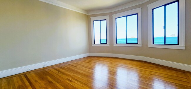 Building Photo - SUPER SPACIOUS, 3 LEVELS, 3 BONUS Rooms-SI...