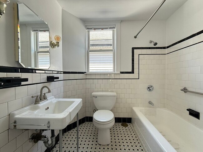 Building Photo - 35 Kingston St