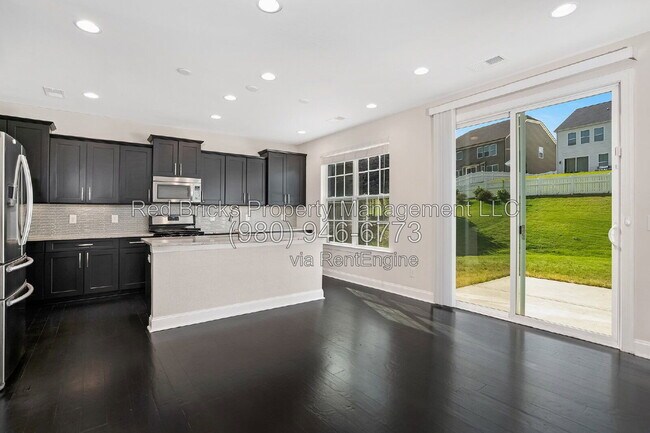 Building Photo - 127 Blossom Ridge Dr