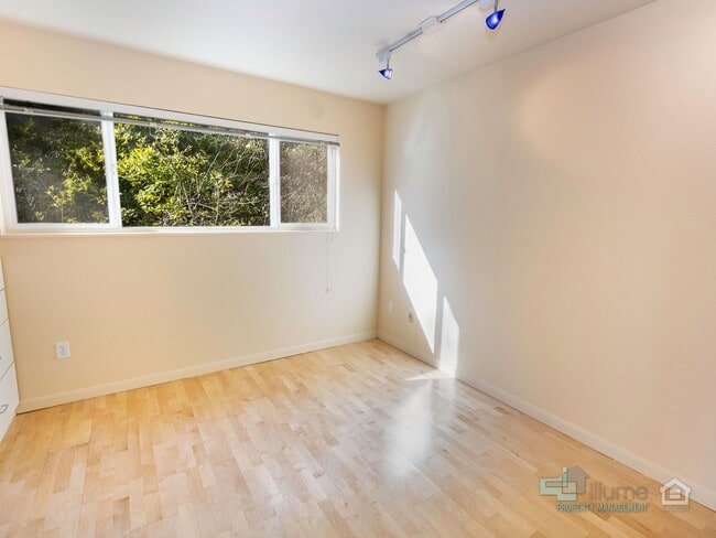 Building Photo - 1-Month Rent Free! Condo Near OHSU with Huge Deck, Stunning Views and Parking