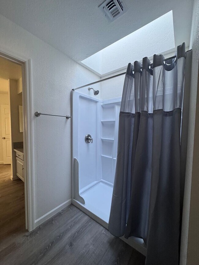 Building Photo - Stunning Remodeled 3-Bed Condo with River & Casino Views!