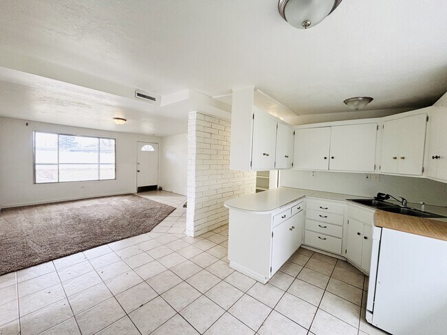 Building Photo - 13413 Minuteman Dr