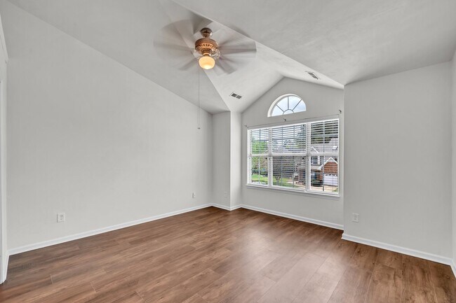 Building Photo - 518 S Lake Cir