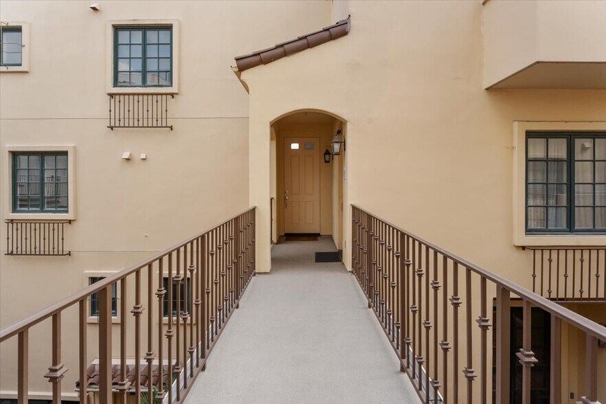 Building Photo - 851 N San Vicente Blvd