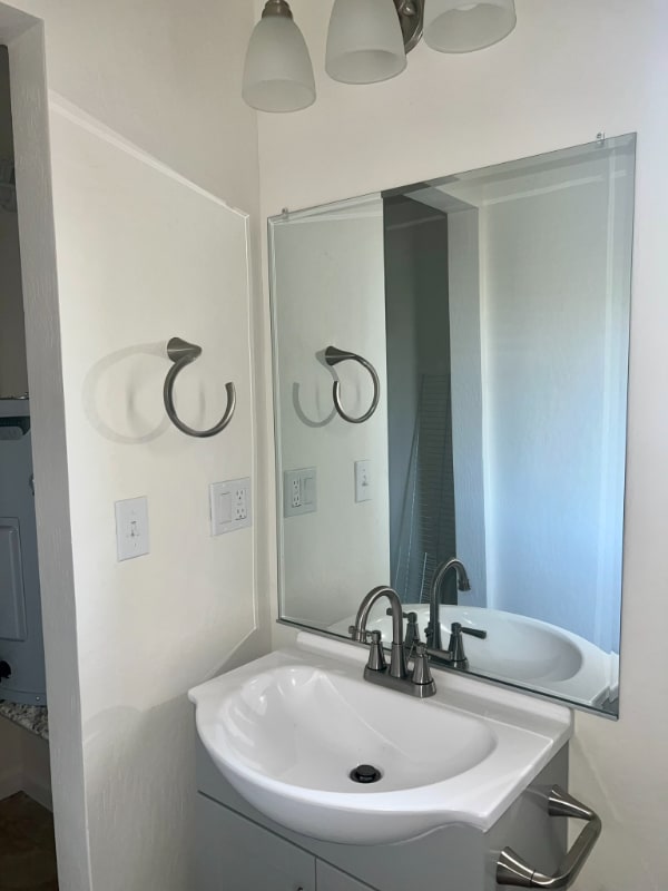 Building Photo - 205 N Mariposa St