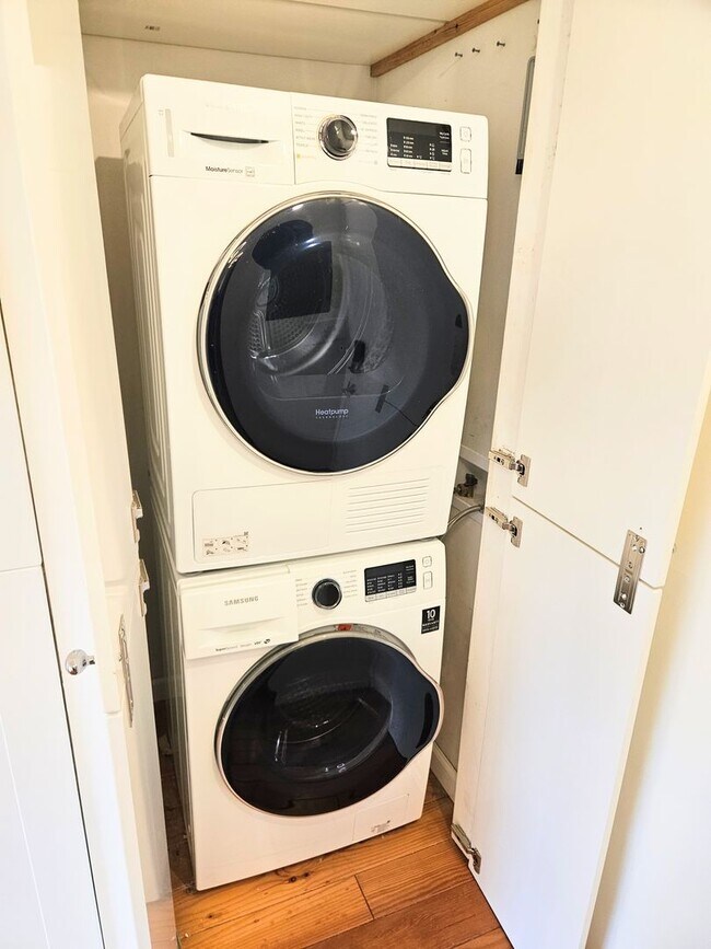 Building Photo - Waikiki Four Paddles 1 Bedroom 1 Bathroom 1 Parking 6th Floor Renovated Condominium