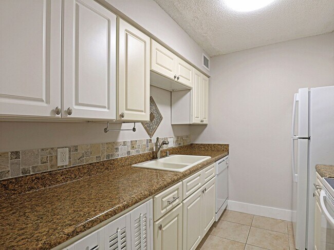 Building Photo - $250 OFF FIRST MONTH RENT!! Affordable & Newly Remodeled 1-Bedroom in the Heart of Fort Myers!