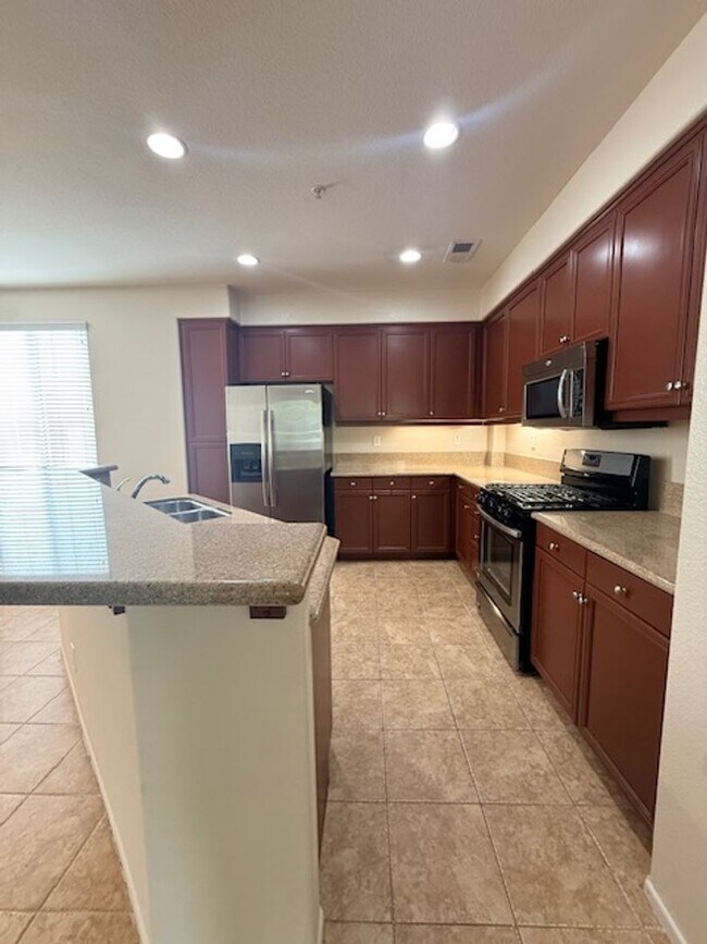 Building Photo - Lovely Otay Ranch townhome