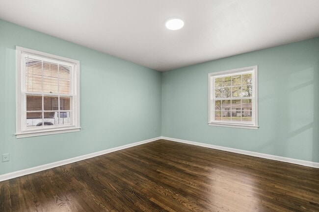 Building Photo - Renovated 4 Bedroom 1.5 Bath Home