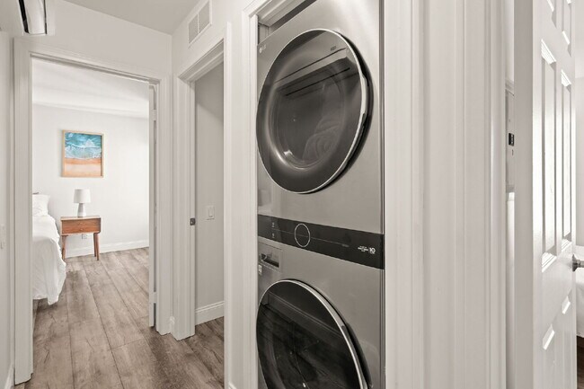 Building Photo - Fully Furnished 3BR/2BA Condo with Vaulted Ceilings, Close Proximity to UCSD and Medical Centers!...