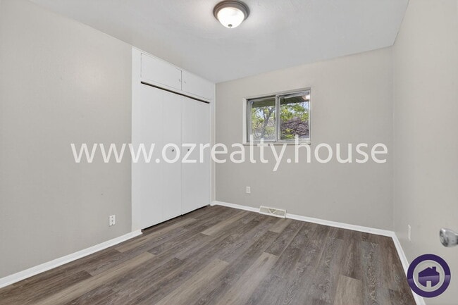 Building Photo - 732 Coyne Ave