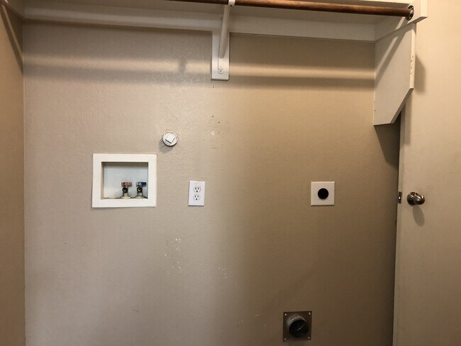Building Photo - 2 bedroom 2 Bath Duplex in Crowley