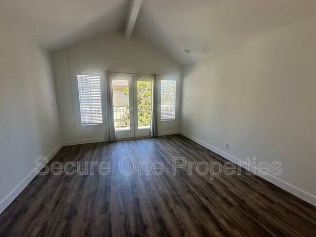 Building Photo - 674 Warwick Ave