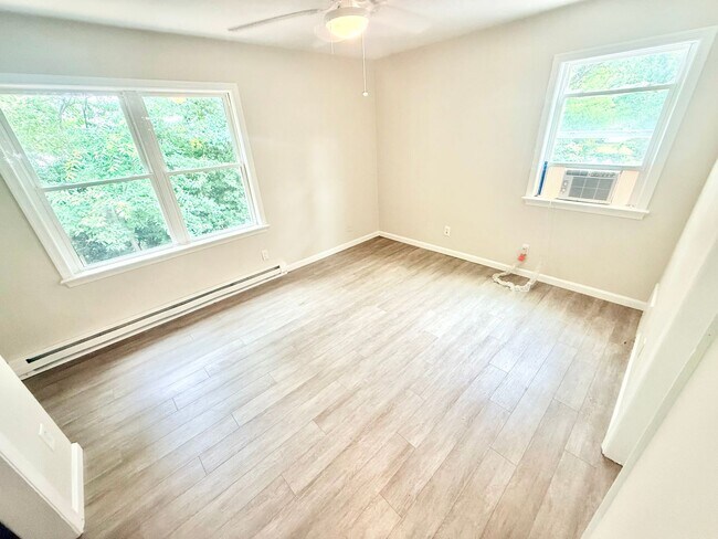 Building Photo - 1820 Parkview Ave