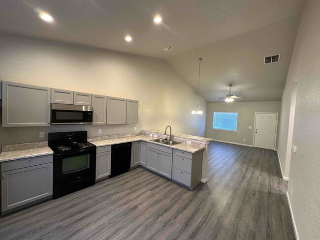 Building Photo - 686 E Hahns Peak Ave