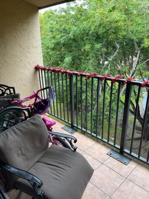 Building Photo - 14421 N Kendall Dr