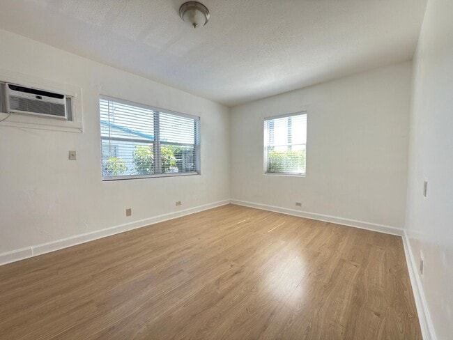 Building Photo - 1172 W 34th St