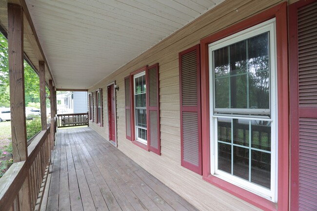 Building Photo - -- Available Now!  Spacious 4 Bed 2 Bath C...