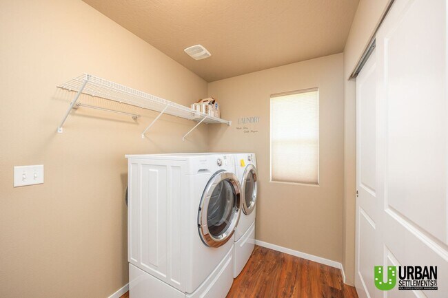 Building Photo - Single Story home with 2 bed and office fo...