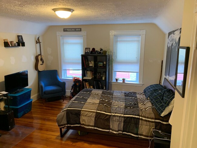 Building Photo - Huge 5 bed In Davis Square