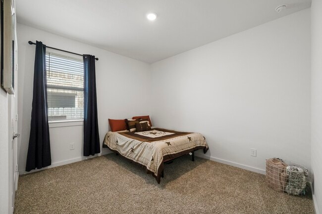 Building Photo - 573 Newcomb Holw Dr