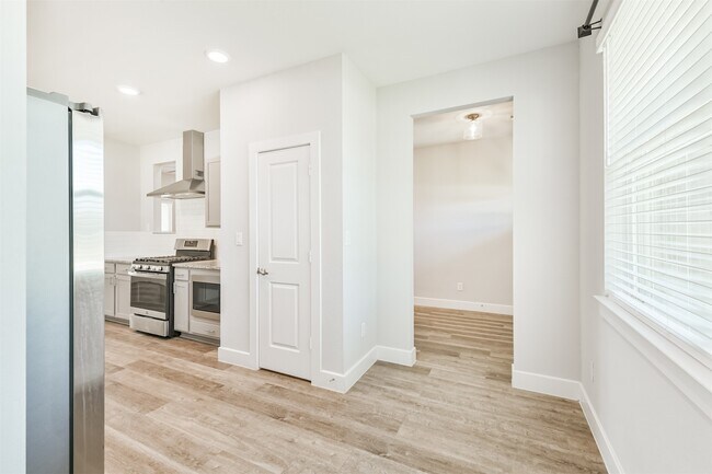 Building Photo - 13083 Clear View Dr