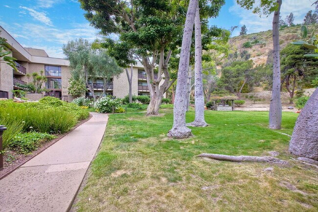 Building Photo - 1/2 off 1st month rent move in special at the Bluffs!!!
