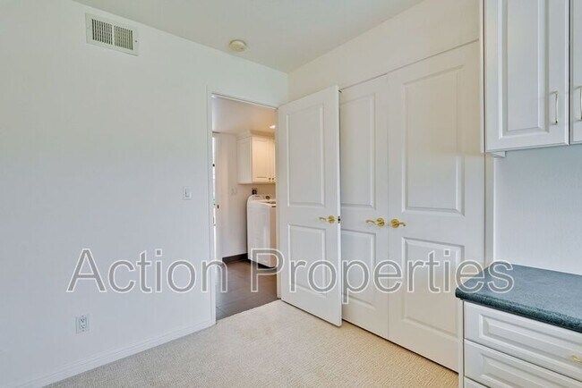 Building Photo - 2685 Yorkton Dr