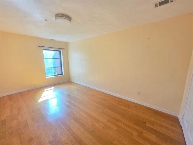 Building Photo - 123 Elm St