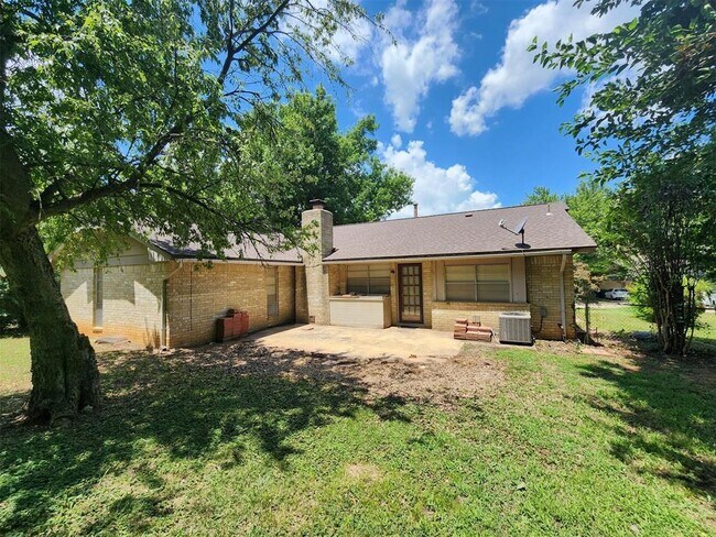 Building Photo - 1313 Whippoorwill Dr
