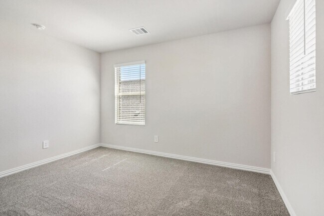 Building Photo - 701 Easthill Dr