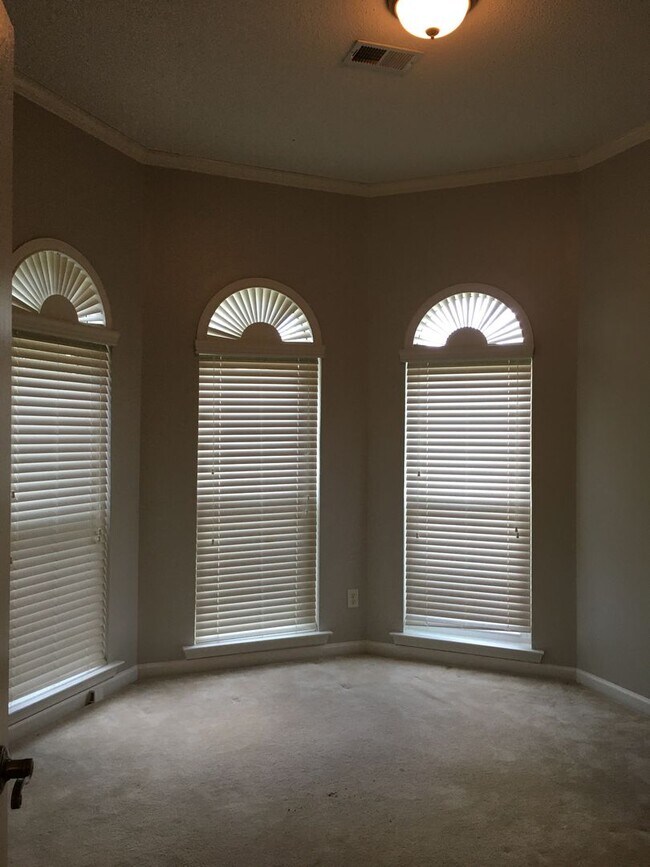 Building Photo - Ewing Place in Arlington! Pets are allowed, fees apply! Fenced in back yard!