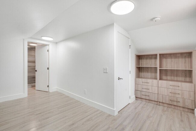 Building Photo - 7351 Valencia Dr