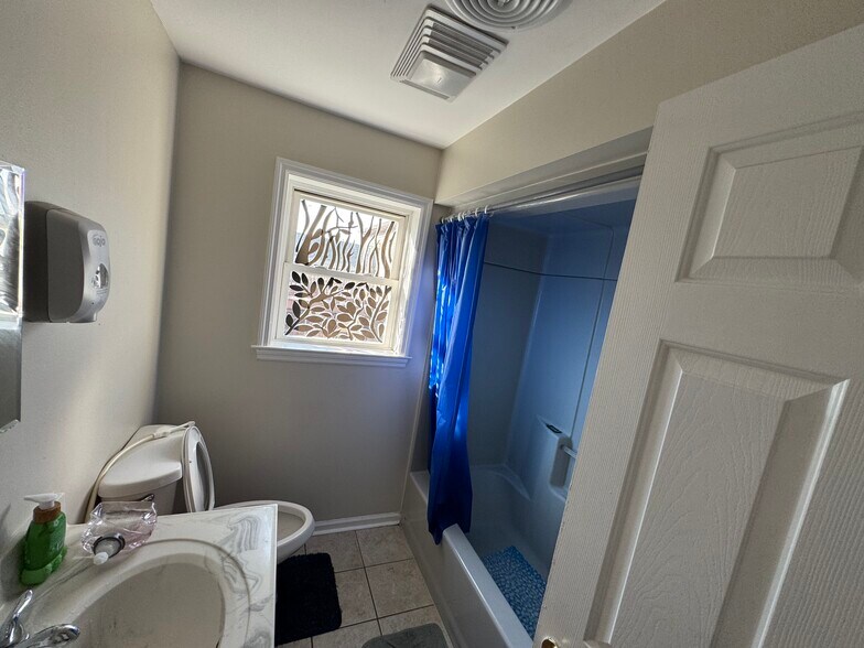 Building Photo - 70 Chadwick St