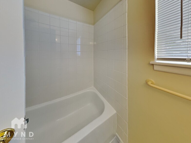 Building Photo - 9894 W Polk Pl