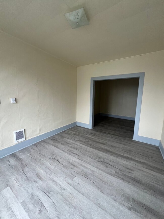 Building Photo - 315