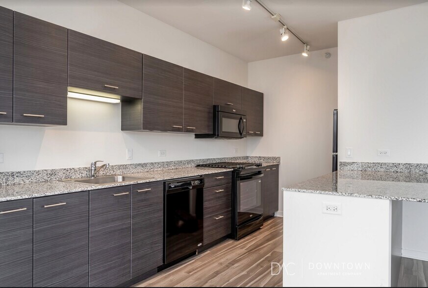 Building Photo - 859 N La Salle Dr