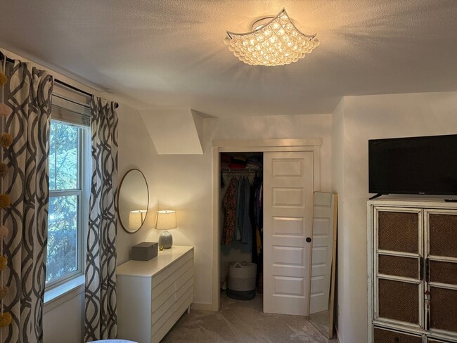 Building Photo - Charming 2 Bed with a Fenced Backyard