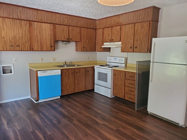 Building Photo - 2 Bedroom 1 Bathroom Downstairs unit with off street parking in Midtown Savannah