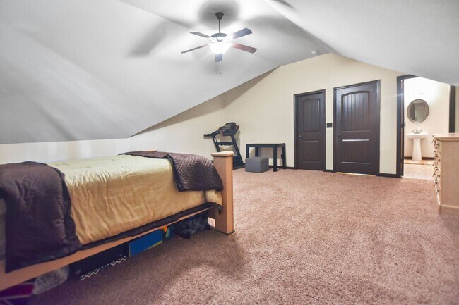 Building Photo - Pet Friendly Four Bedroom!