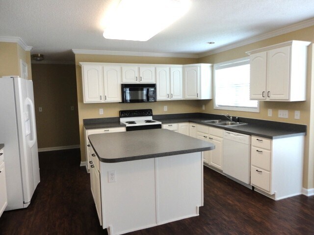 Building Photo - 4205 Clovelly Dr