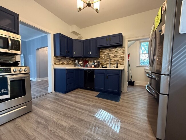 Building Photo - Stunning 3 Bedroom 1 Bathroom Single Famil...