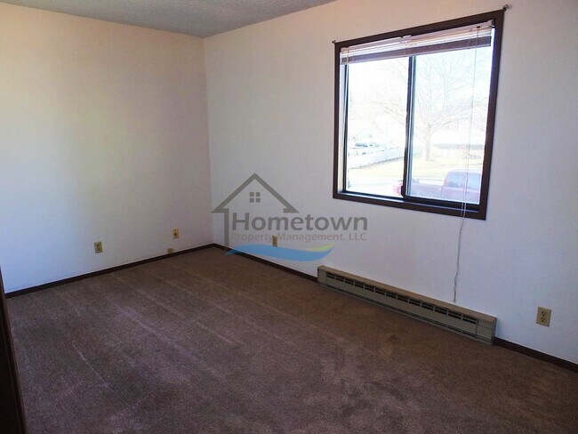 Building Photo - Spacious 4 Bedroom Home with Fenced Backyard & Garage